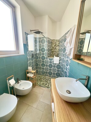 Shower, hair dryer, bidet, towels - Typical newly renovated coastal house with beach service included (Conca dei Marini)