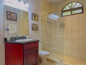 Shower, towels - Colinas Turquesa L4C Spectacular Ocean-View Vacation Rental (Playas del Coco)