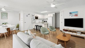 Unclassified image, 5 of 14, button - Cheltenham 4 - Kings Beach Escape With Ocean Views (Caloundra)