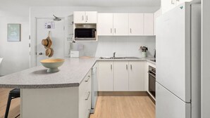Unclassified image, 3 of 14, button - Cheltenham 4 - Kings Beach Escape With Ocean Views (Caloundra)