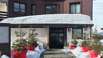 Vista frontal de la propiedad