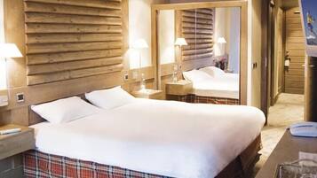 Habitación doble estándar, vista a la montaña | Caja de seguridad en la habitación, cortinas blackout y wifi gratis