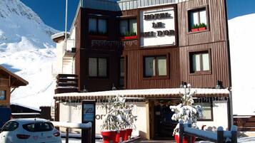 Vista frontal de la propiedad