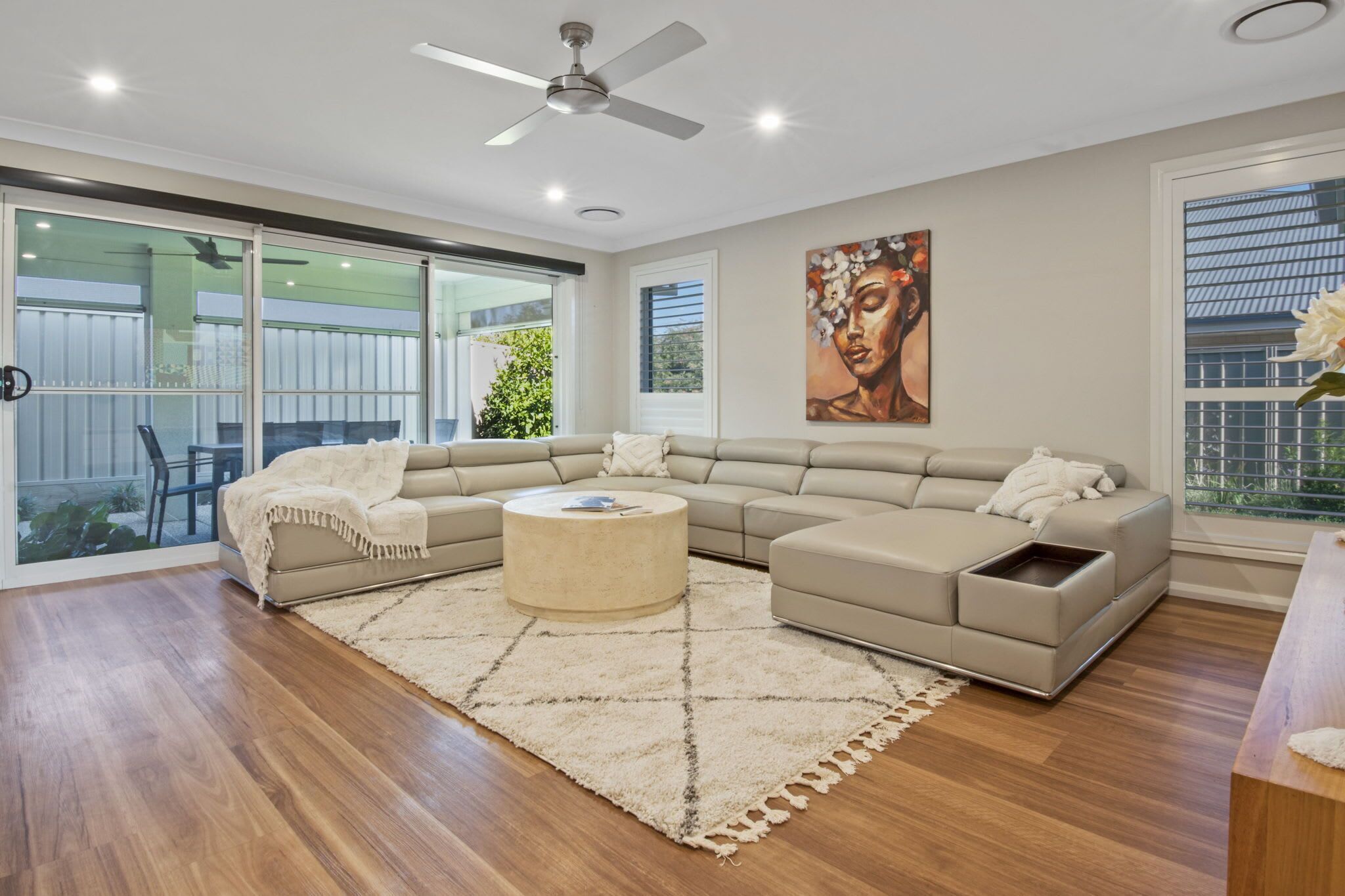 Una televisión, una oficina