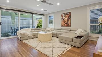 Una televisión, una oficina