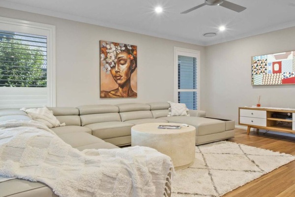 Thane Retreat | Cosy Ambience, Modern Entertaining