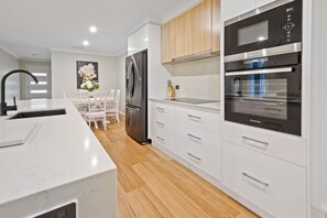 Fridge, microwave, oven, stovetop - Thane Retreat - Cosy Ambience, Modern Entertaining (Lloyd)