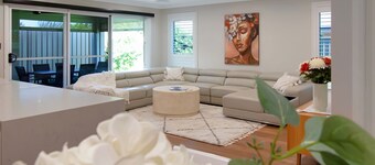 Thane Retreat - Cosy Ambience, Modern Entertaining