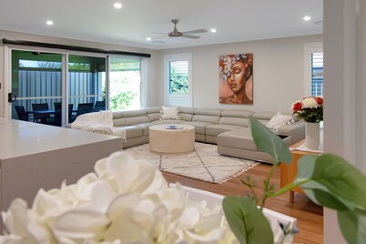 Thane Retreat - Cosy Ambience, Modern Entertaining