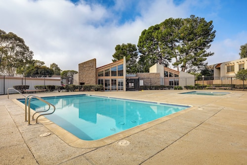 2 Mi to Beaches: Condo w/ Patio in Port Hueneme!