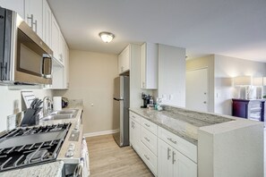 Refrigerador, microondas, lavavajillas y cafetera y tetera 