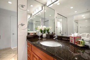 Douche, sèche-cheveux, serviettes fournies