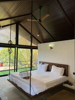 Escritorio, espacio para trabajar con laptop y wifi gratis 