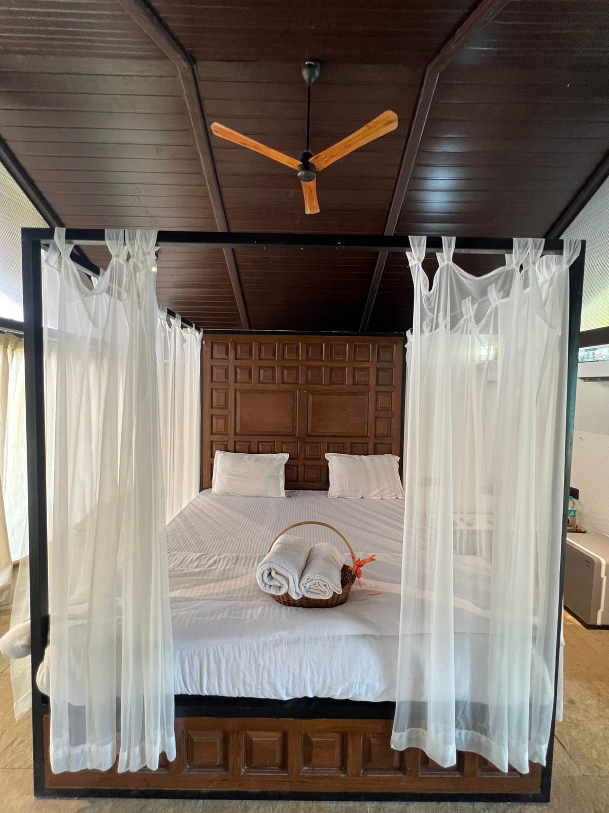 مكتب ومساحة عمل للكمبيوتر المحمول وواي فاي مجانًا