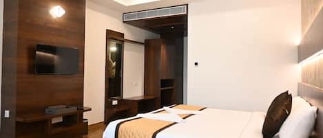 Luxury Suite | Desk, laptop workspace, WiFi (free)