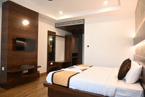 Luxury Suite | Desk, laptop workspace, WiFi (free) - Hotel Dwaraka (Bengaluru)