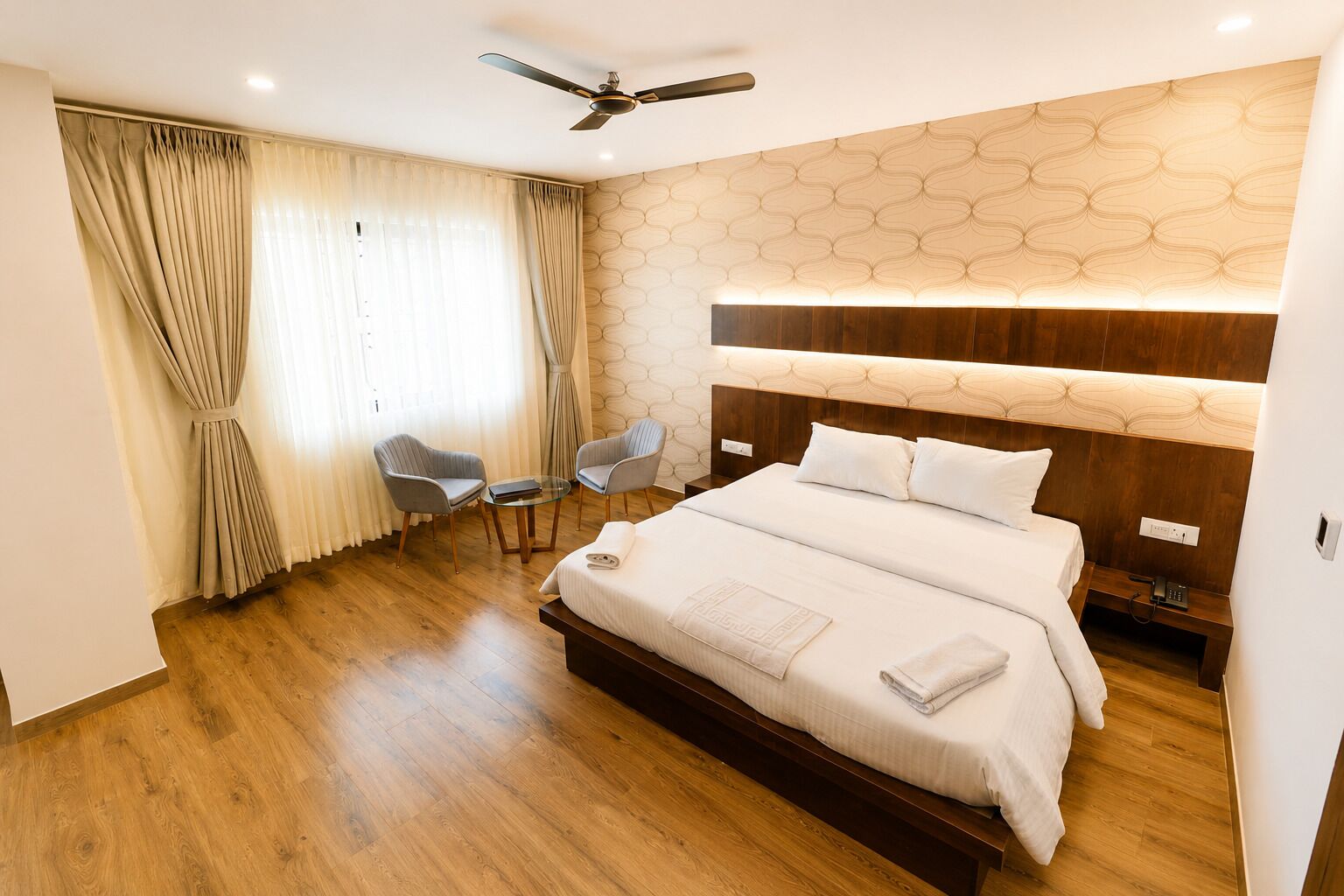 Luxury Suite | Desk, laptop workspace, WiFi (free)
