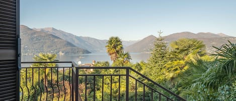 Un balcón con vista a un lago y montañas.