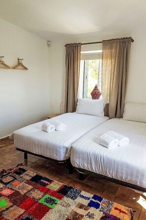 3 quartos, escrivaninha, acesso à internet