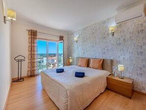 3 Schlafzimmer, Schreibtisch, Bügeleisen/Bügelbrett, WLAN