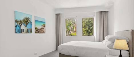 1 dormitorio, tabla de planchar con plancha, wifi y ropa de cama