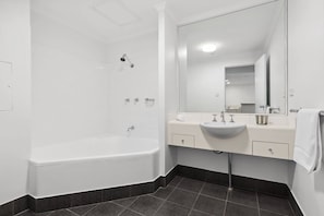 Dusj, hårføner, håndklær og sjampo