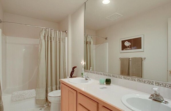 Sèche-cheveux, serviettes fournies, savon, papier toilette