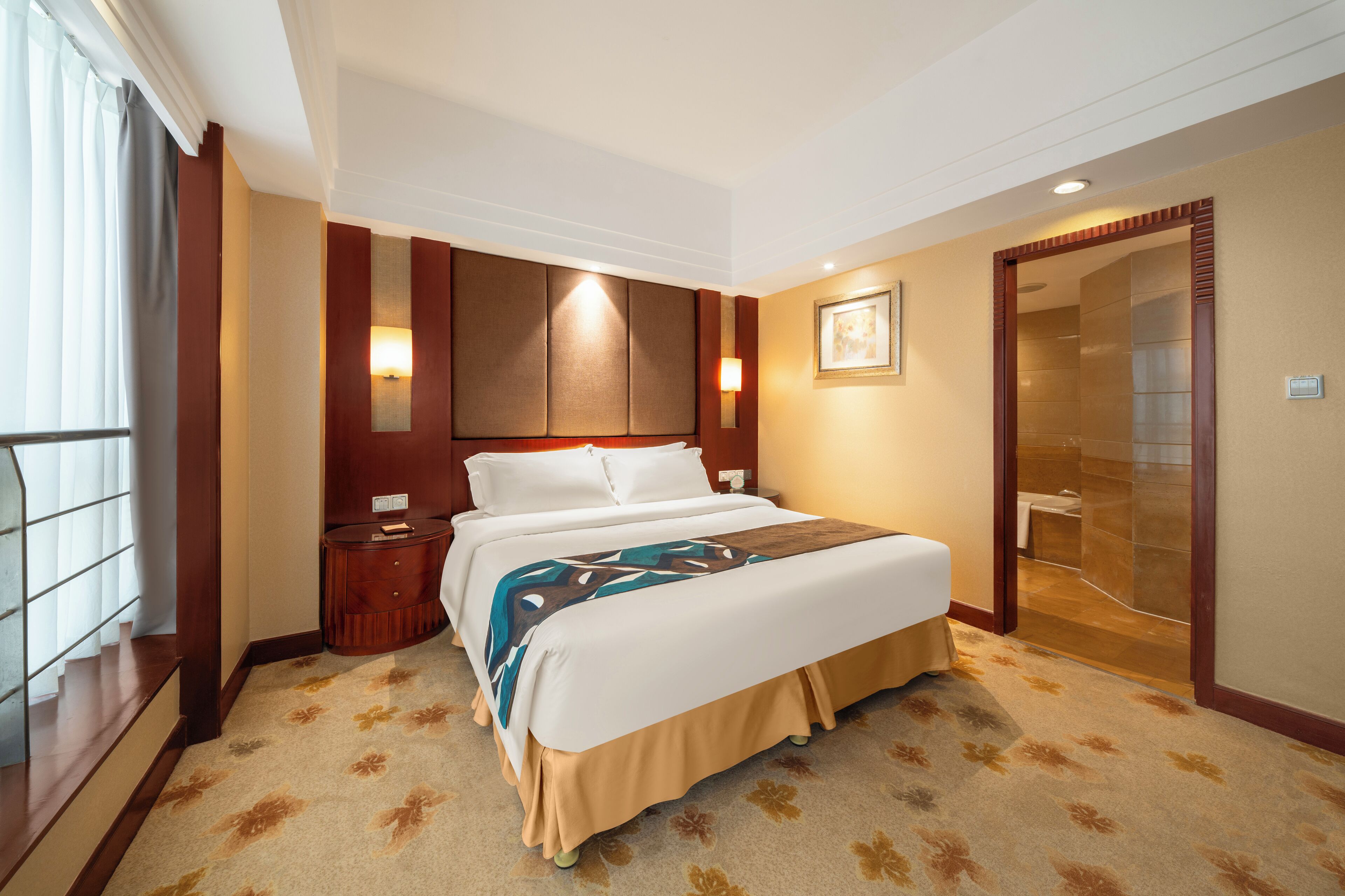 Suíte empresarial, 1 cama King | Roupas de cama premium, frigobar (abastecido com alguns itens grátis)