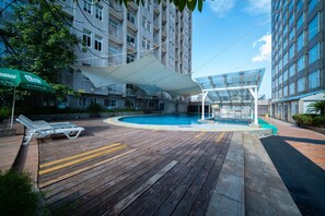 สระว่ายน้ำกลางแจ้งเปิดตามฤดูกาล