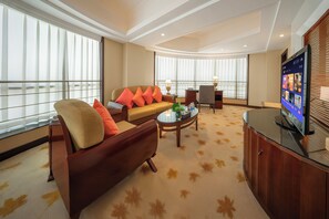 ห้องบิสซิเนสสวีท, เตียงคิงไซส์ 1 เตียง | ห้องนั่งเล่น