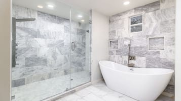 Dusche, Haartrockner, Handtücher, Shampoo