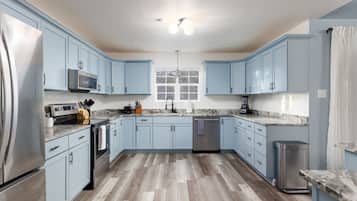 Wasserkocher mit Kaffee-/Teezubehör, Kühlschrank, Mikrowelle, Ofen