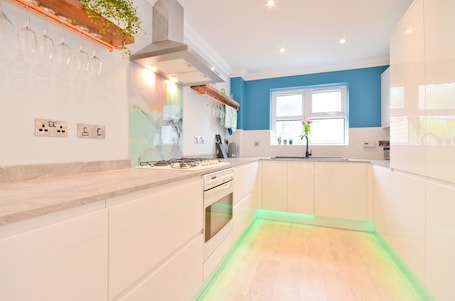 Fridge, microwave, oven, dishwasher. Princes Esplanade