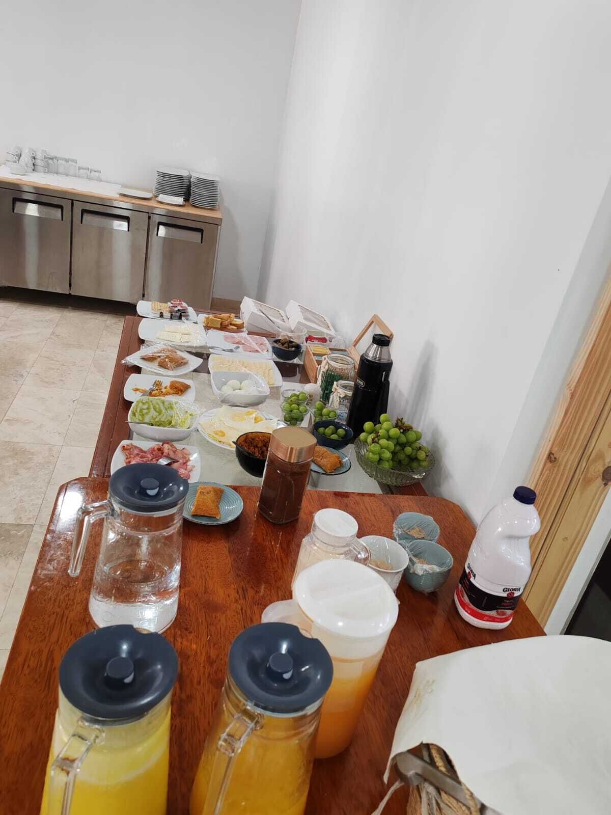 Un buffet de petit-déjeuner proposant une variété d'aliments et de boissons.
