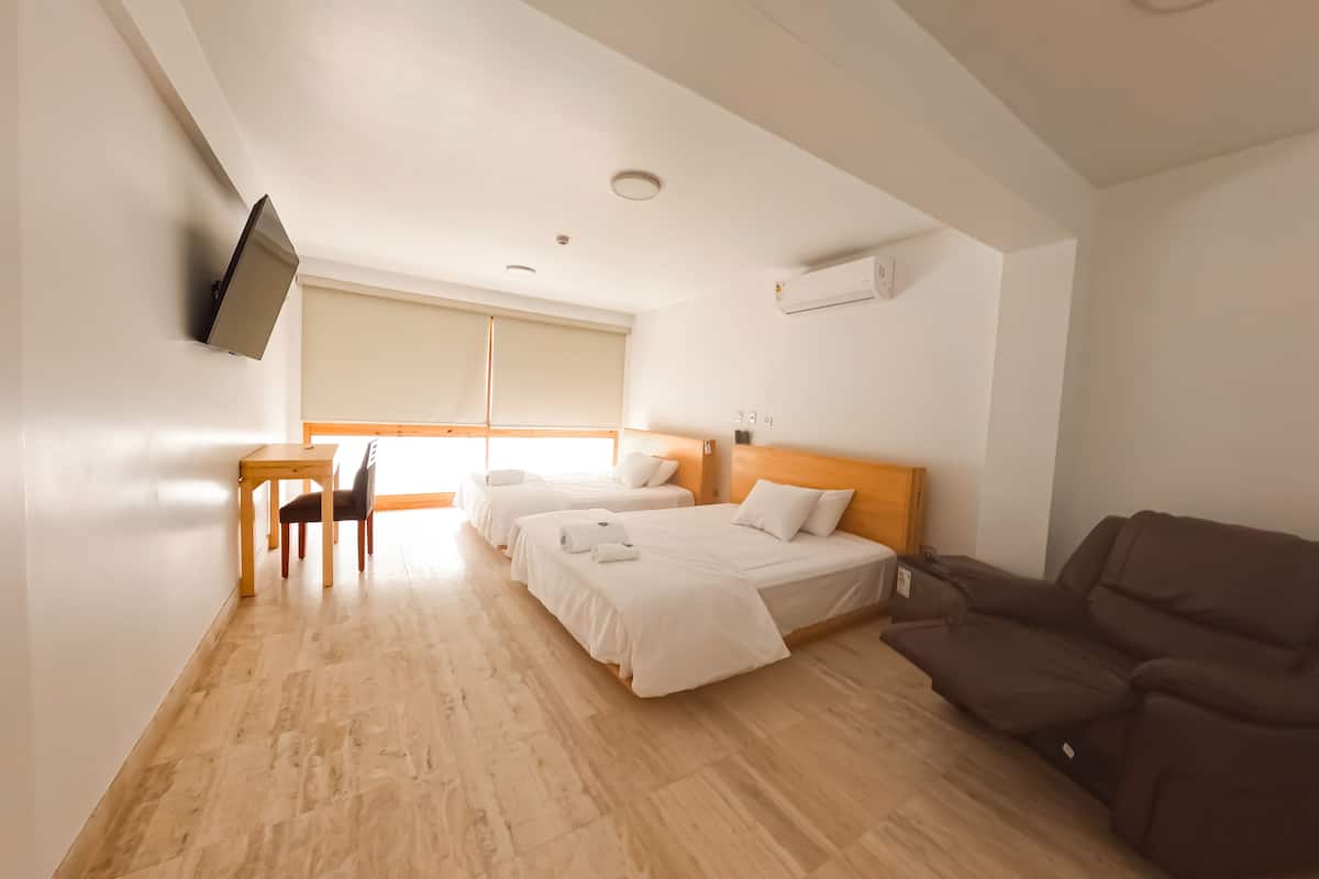 Quarto casal superior, 2 camas Queen, vista para a piscina | Roupas de cama de algodão egípcio, roupas de cama premium