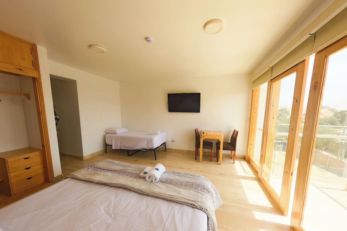 Quarto quádruplo família, 2 quartos, sacada, vista para a piscina | Roupas de cama de algodão egípcio, roupas de cama premium