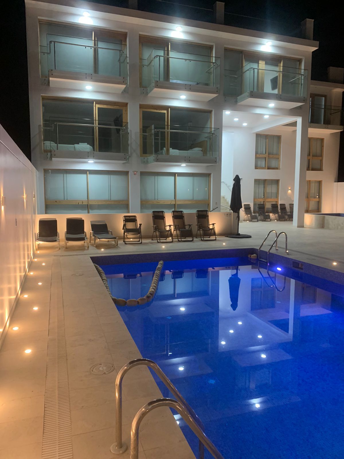 Fachada de la propiedad por la tarde o noche