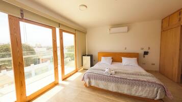 Habitación cuádruple familiar, 2 habitaciones, balcón, vista a la alberca | Sábanas de algodón egipcio, ropa de cama de alta calidad y edredón