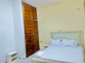 2 bedrooms, WiFi - Charming Yaoundé Apartment with Panoramic Views (Yaoundé)