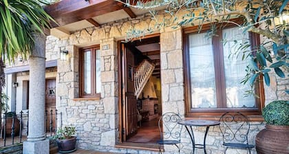 Rural House El Almendro. Located in Aldeadávila, in the Arribes del Duero region.