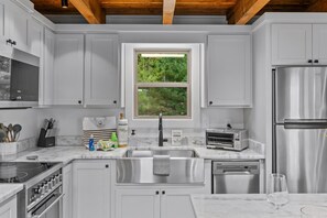 Kühlschrank, Ofen, Geschirrspüler, Wasserkocher mit Kaffee-/Teezubehör
