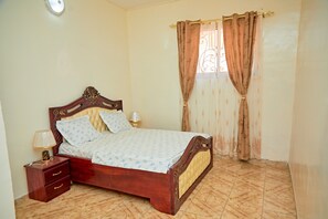 2 bedrooms, WiFi, bed sheets - Charming Yaoundé Apartment with City Views (Yaoundé)