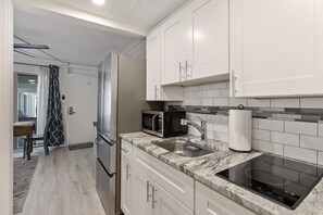 Fridge, coffee/tea maker, blender