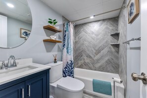 Hårføner, håndklær og sjampo