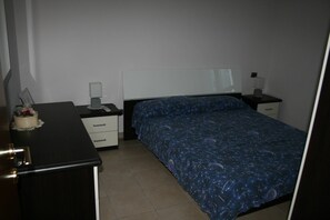 2 habitaciones y tabla de planchar con plancha 