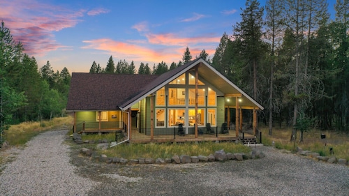 Hot Tub & Fire Pit+Sleeps 22+Close to Yellowstone!