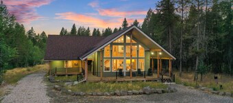 Hot Tub & Fire Pit+Sleeps 22+Close to Yellowstone!