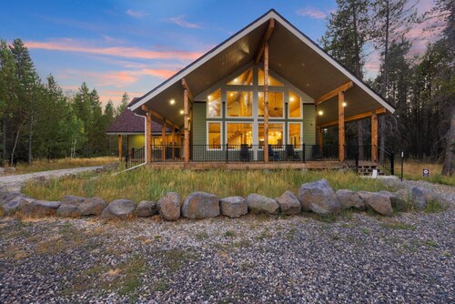 Grandpa`s Cabin | Sleeps 22, Near Yellowstone, Hot Tub, Family Friendly!