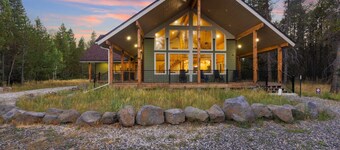 Grandpa`s Cabin | Sleeps 22, Near Yellowstone, Hot Tub, Family Friendly!