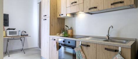 Fridge, microwave, oven, cookware/dishes/utensils